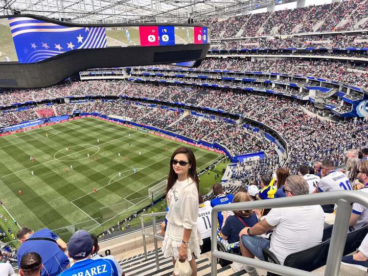 Danh tính hai sao nữ Việt sang Mỹ xem World Cup: Người là NSƯT, người là ca sĩ đình đám插图3 Hai sao nữ Việt sang Mỹ xem World Cup: Người là NSƯT, người là ca sĩ đình đám - 4