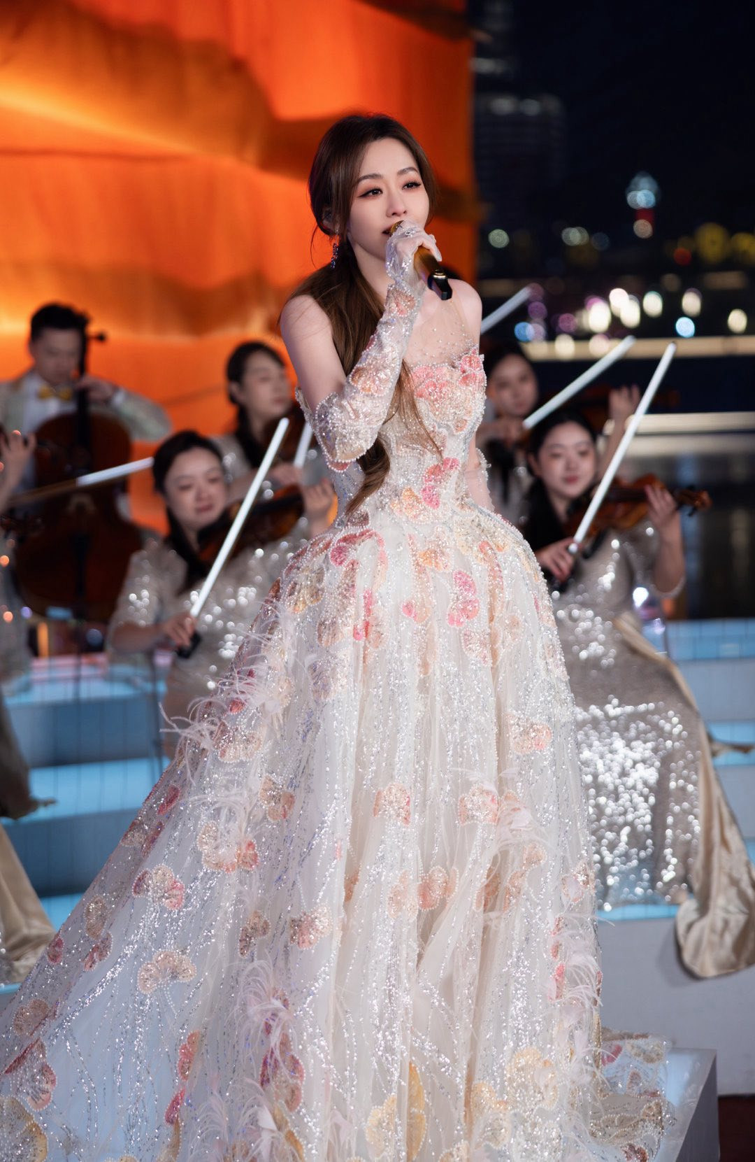 Nữ diva nổi tiếng cả nước vừa bị Sở Văn hóa – Du lịch xử phạt: Từng nghèo túng đến mức phải đi diễn hộp đêm插图7 63673134714156078272429235972765305449895698n 17780603069941557069203 1778069376266 177806937652617435314