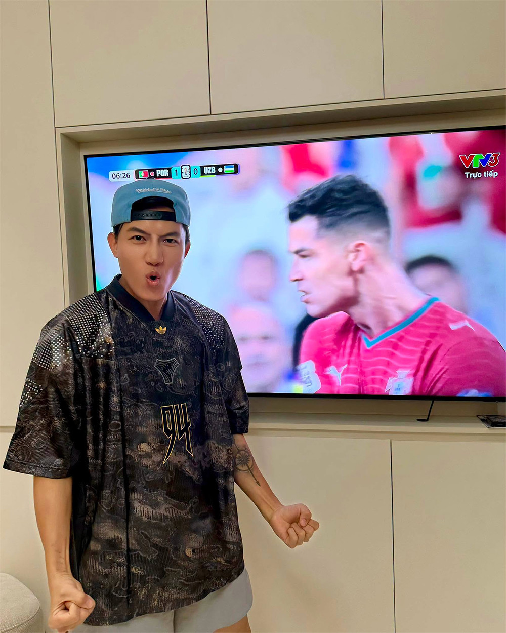 Sao Việt thức khuya cầu nguyện, Ronaldo ghi 2 bàn lập kỷ lục 6 kỳ World Cup插图1 Anh Tu 01.jpg