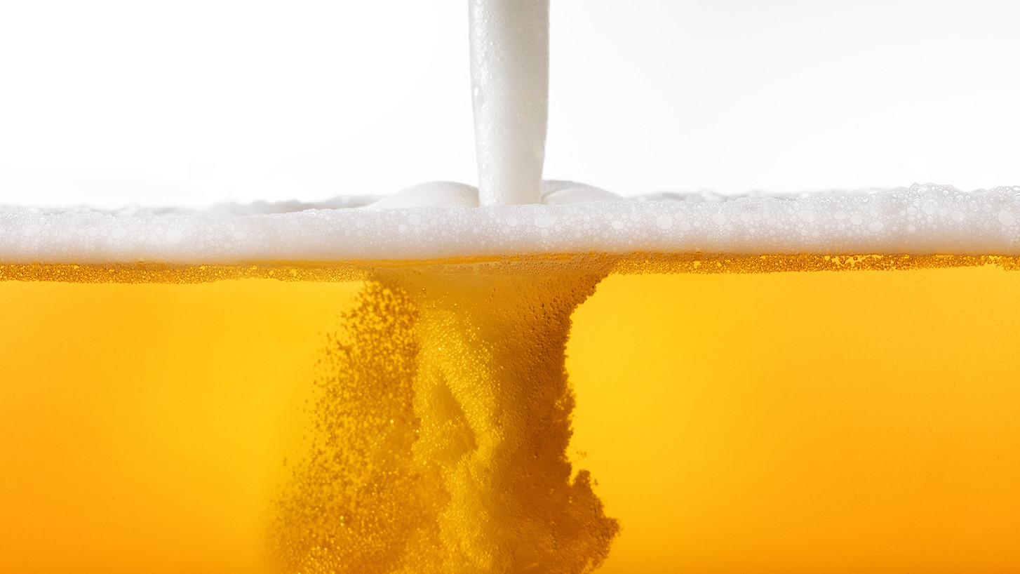 Generic_Lager_Pour_FrontStatic_0X0A0923_Global_KeyVisual.jpg