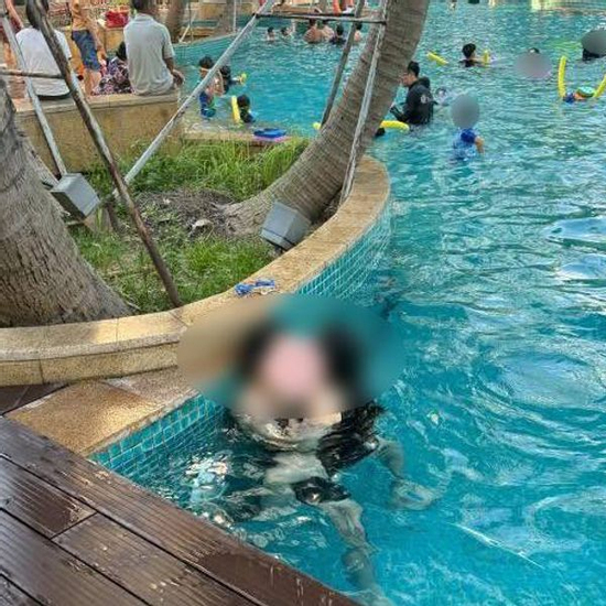 Hình ảnh ở bể bơi công cộng khiến phụ huynh Hà Nội thốt lên: Là người lớn tôi thấy xấu hổ thay?