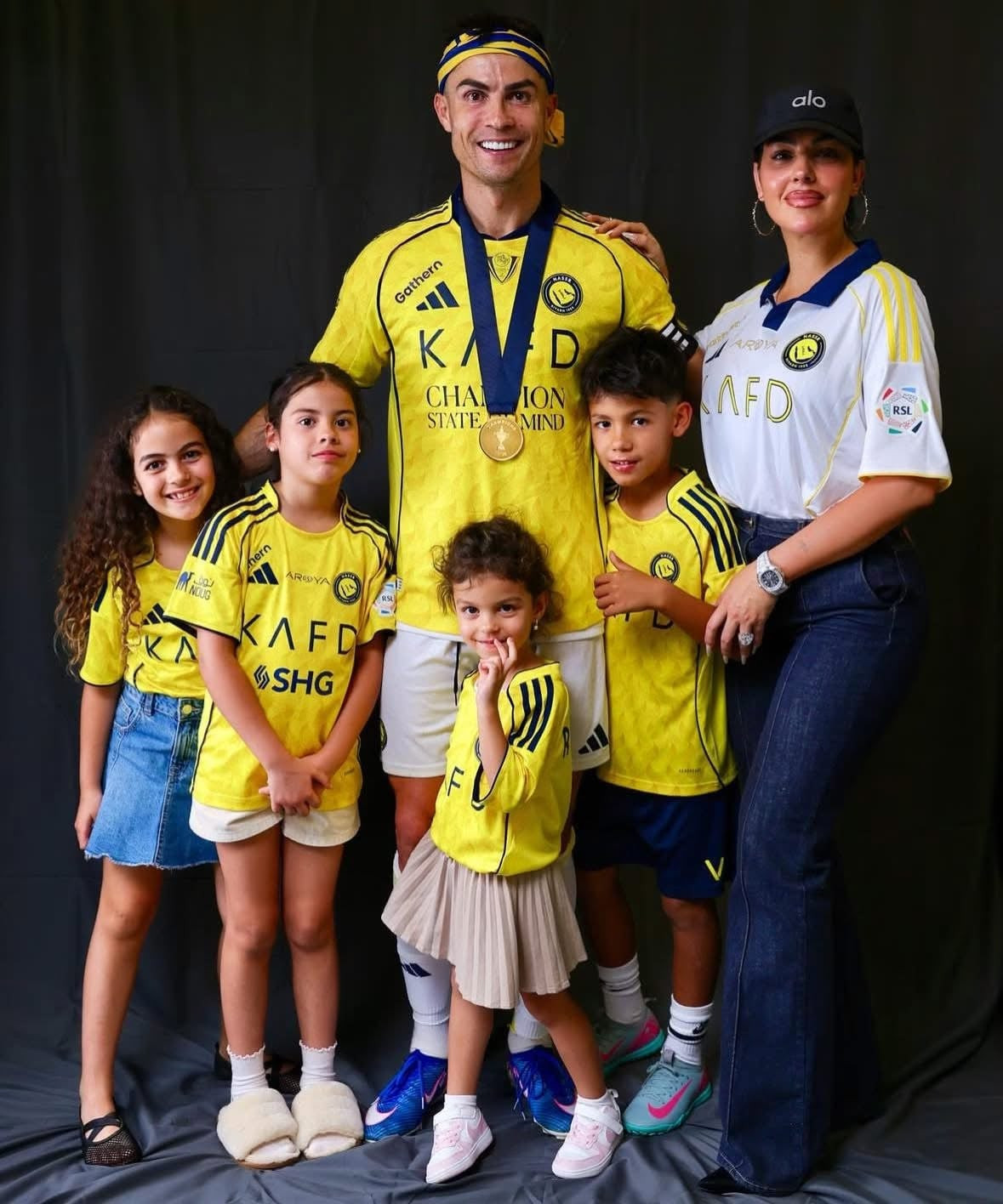 Phản ứng 'chẳng giống ai' của vợ Messi và Ronaldo khi chồng lập công World Cup插图5 Phản ứng 'chẳng giống ai' của vợ Messi và Ronaldo khi chồng lập công World Cup插图5