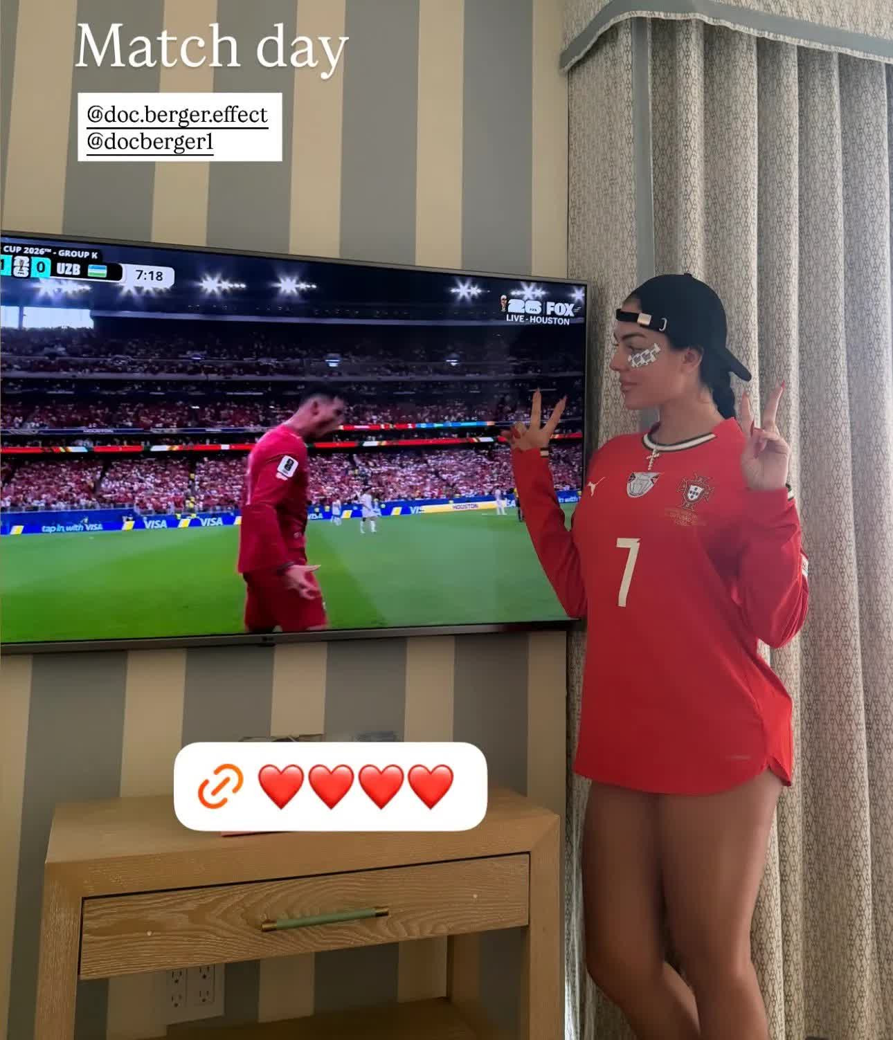 Phản ứng &amp;apos;chẳng giống ai&amp;apos; của vợ Messi và Ronaldo khi chồng lập công World Cup插图4