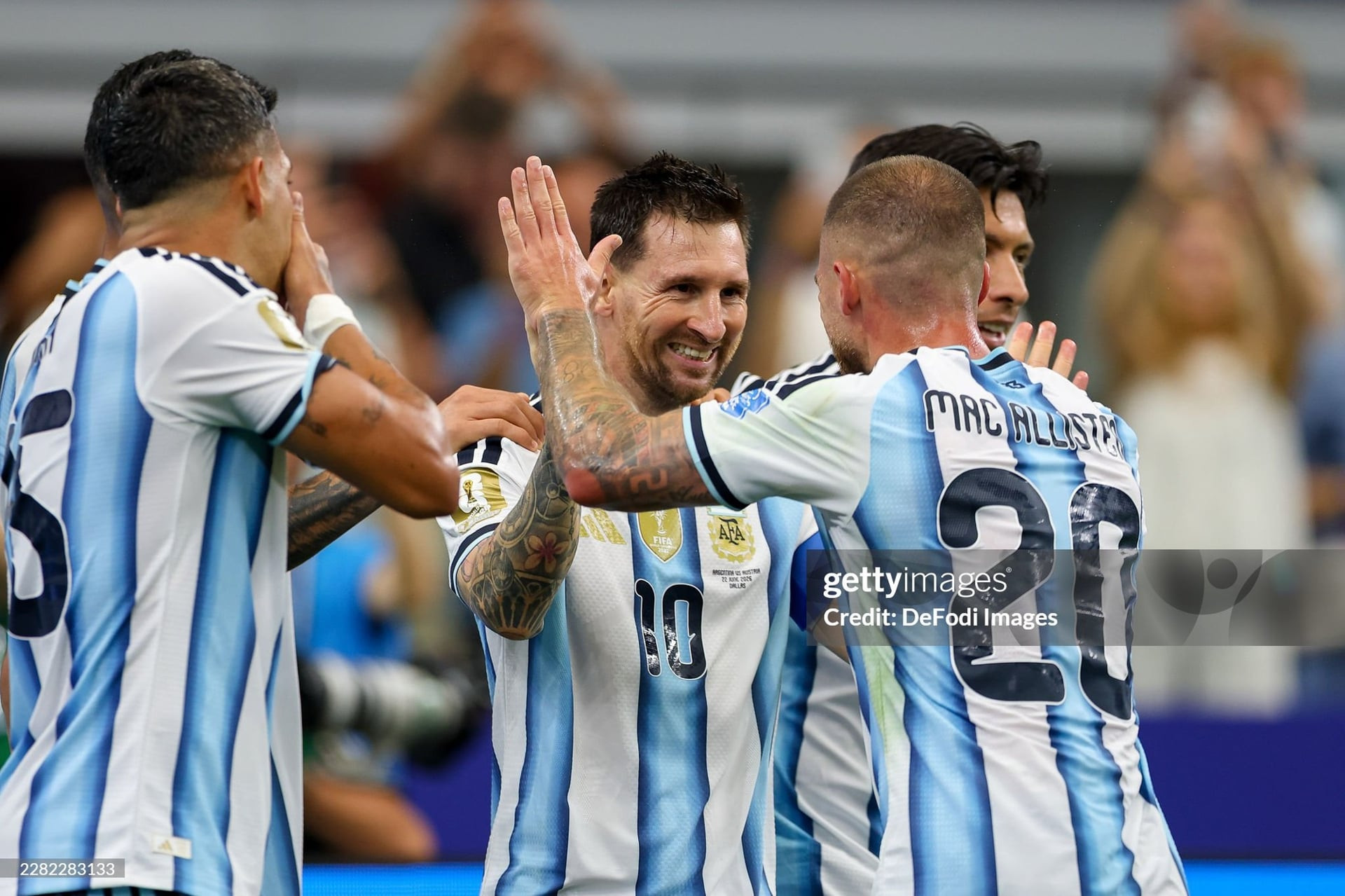 Phản ứng 'chẳng giống ai' của vợ Messi và Ronaldo khi chồng lập công World Cup插图 Phản ứng 'chẳng giống ai' của vợ Messi và Ronaldo khi chồng lập công World Cup插图