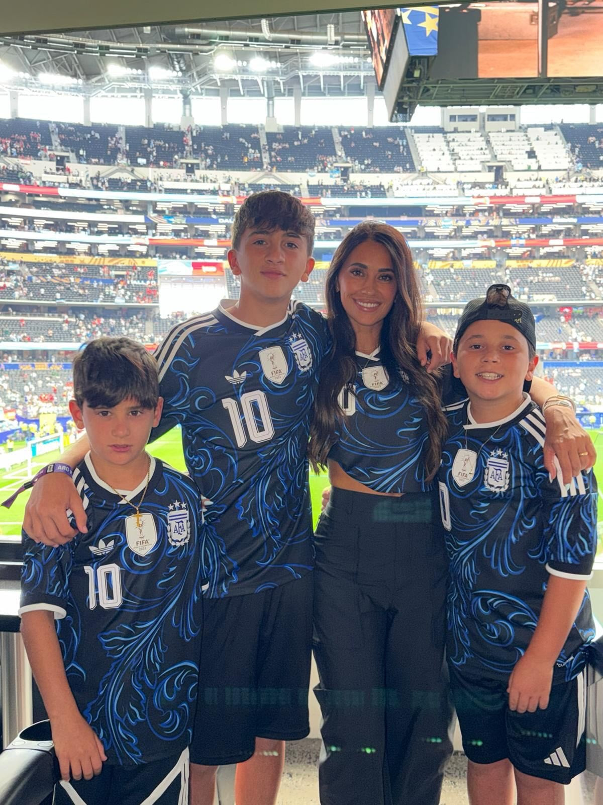 Phản ứng 'chẳng giống ai' của vợ Messi và Ronaldo khi chồng lập công World Cup插图2 Phản ứng 'chẳng giống ai' của vợ Messi và Ronaldo khi chồng lập công World Cup插图2