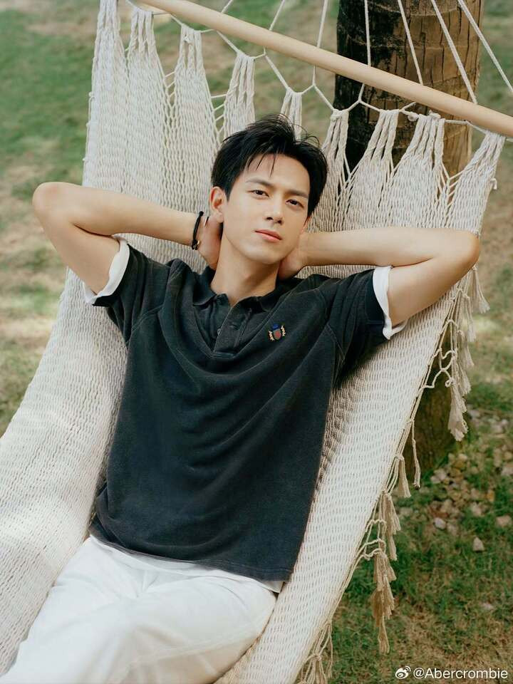 Nam diễn viên sở hữu ngoại hình nam tính, gương mặt điển trai với chiều cao 1m85. Anh cũng được đánh giá cao về diễn xuất với lối diễn tự nhiên, cảm xúc, đặc biệt trong các bộ phim ngôn tình.