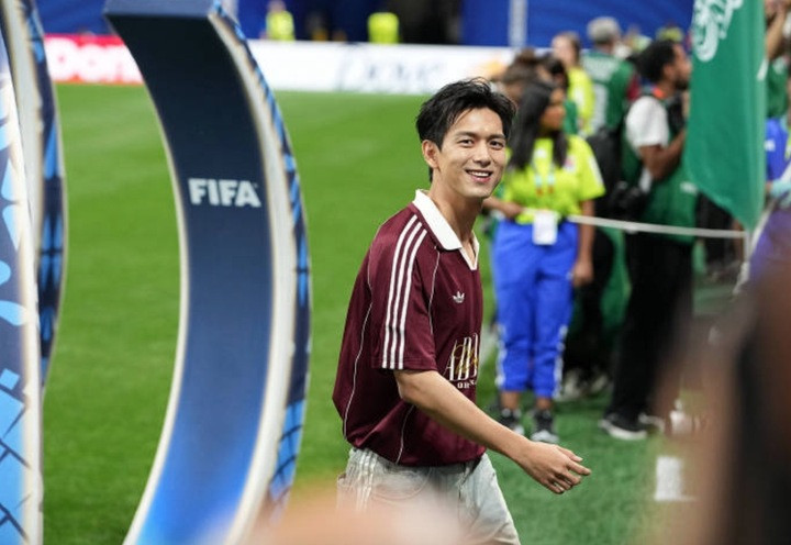 Ngay sau trận đấu, loạt hình ảnh và video Lý Hiện tại World Cup 2026 nhanh chóng chiếm lĩnh mạng xã hội xứ Trung. Anh gây ấn tượng với ngoại hình điển trai ống kính chân thực. Ngay cả FIFA cũng không giấu được sự yêu thích dành cho ngôi sao Trung Quốc.