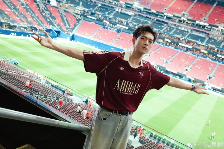 Lý Hiện từng tiết lộ anh rất đam mê thể thao, là fan lâu năm của câu lạc bộ Real Madrid. Thần tượng của anh chính là Cristiano Ronaldo.