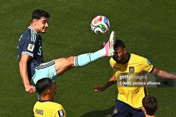 Bùng nổ drama World Cup: Cầu thủ Đức 'đá vào đầu' đối thủ vẫn bị VAR bỏ qua khiến dân tình dậy sóng