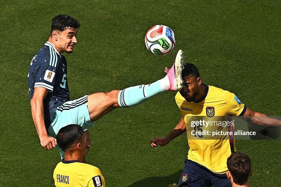 Bùng nổ drama World Cup: Cầu thủ Đức 'đá vào đầu' đối thủ vẫn bị VAR bỏ qua khiến dân tình dậy sóng