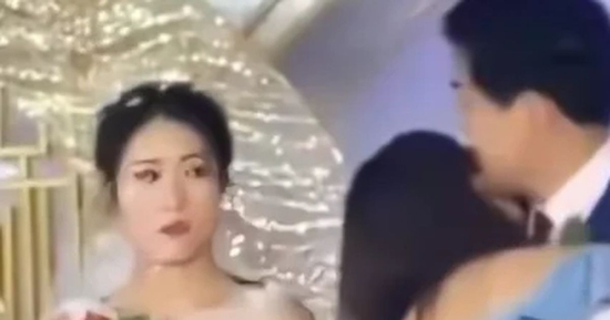 Chú rể khóc nấc khi bị tình cũ ôm hôn đắm đuối giữa đám cưới, cô dâu sượng trân