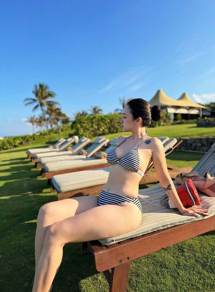 Khác với ngoại hình nghiêm túc trên màn ảnh, Thuỳ Dương ở ngoại đời rất trẻ trung, quyến rũ. Cô thường chia sẻ những hình ảnh đi du lịch, tự tin diện những trang phục gợi cảm.
