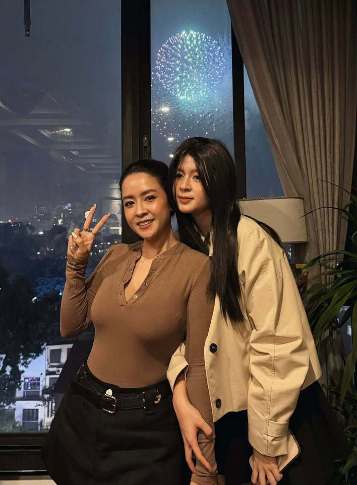 Ít ai biết, ngoài đời Thuỳ Dương cũng có con gái lớn cũng trạc tuổi như nhân vật trong phim. Tuy nhiên nữ diễn viên thừa nhận bản thân là người mẹ nghiêm khắc nhưng cũng khá gần gũi và chiều con.