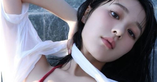 Nữ người mẫu 22 tuổi khiến cư dân mạng 'hỗn loạn' chỉ sau một lần lên sóng