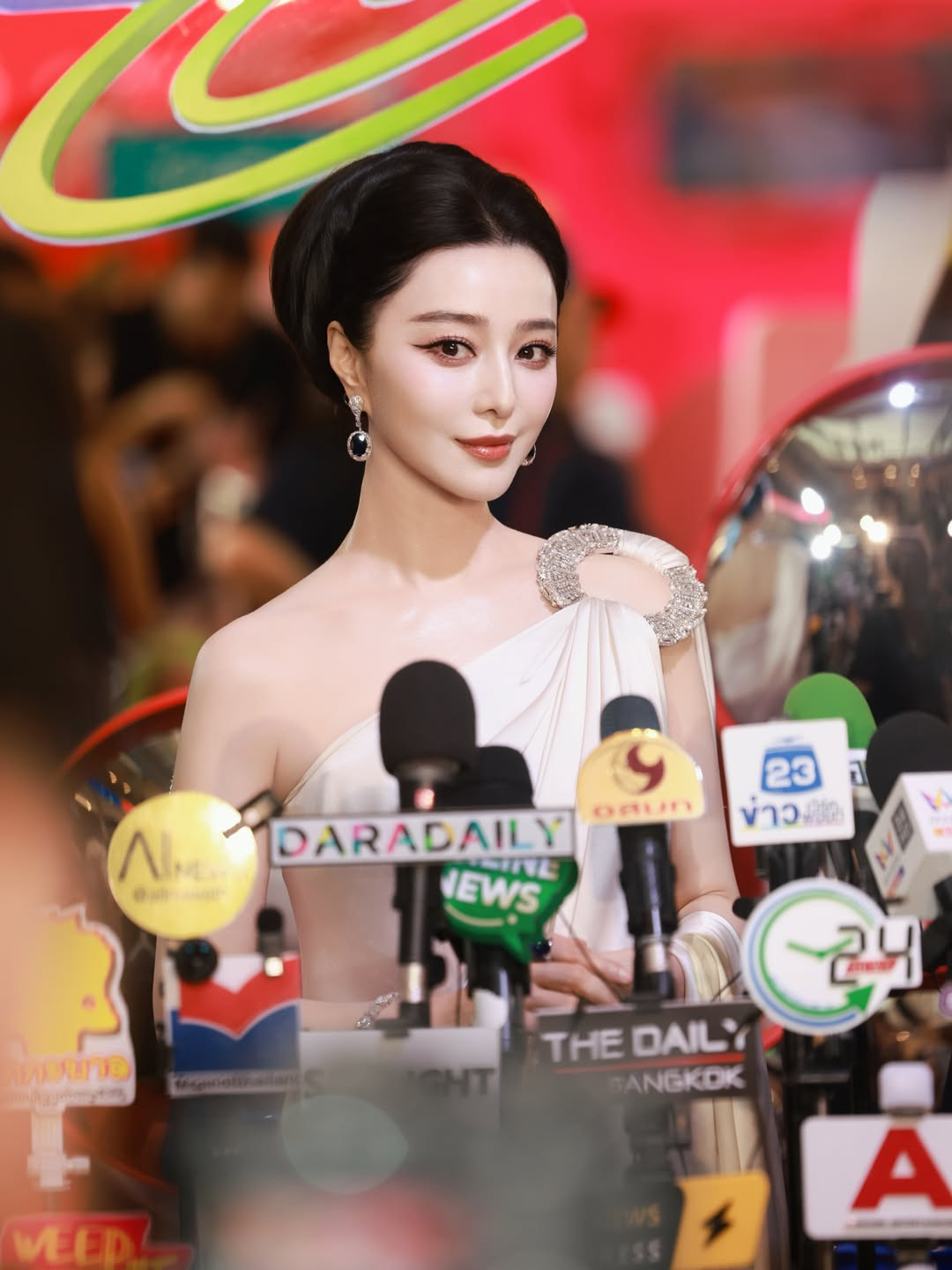 photo by fan bingbing on june 24 2026 may be an image of one or more people hair top and text 1 3486.jpeg
