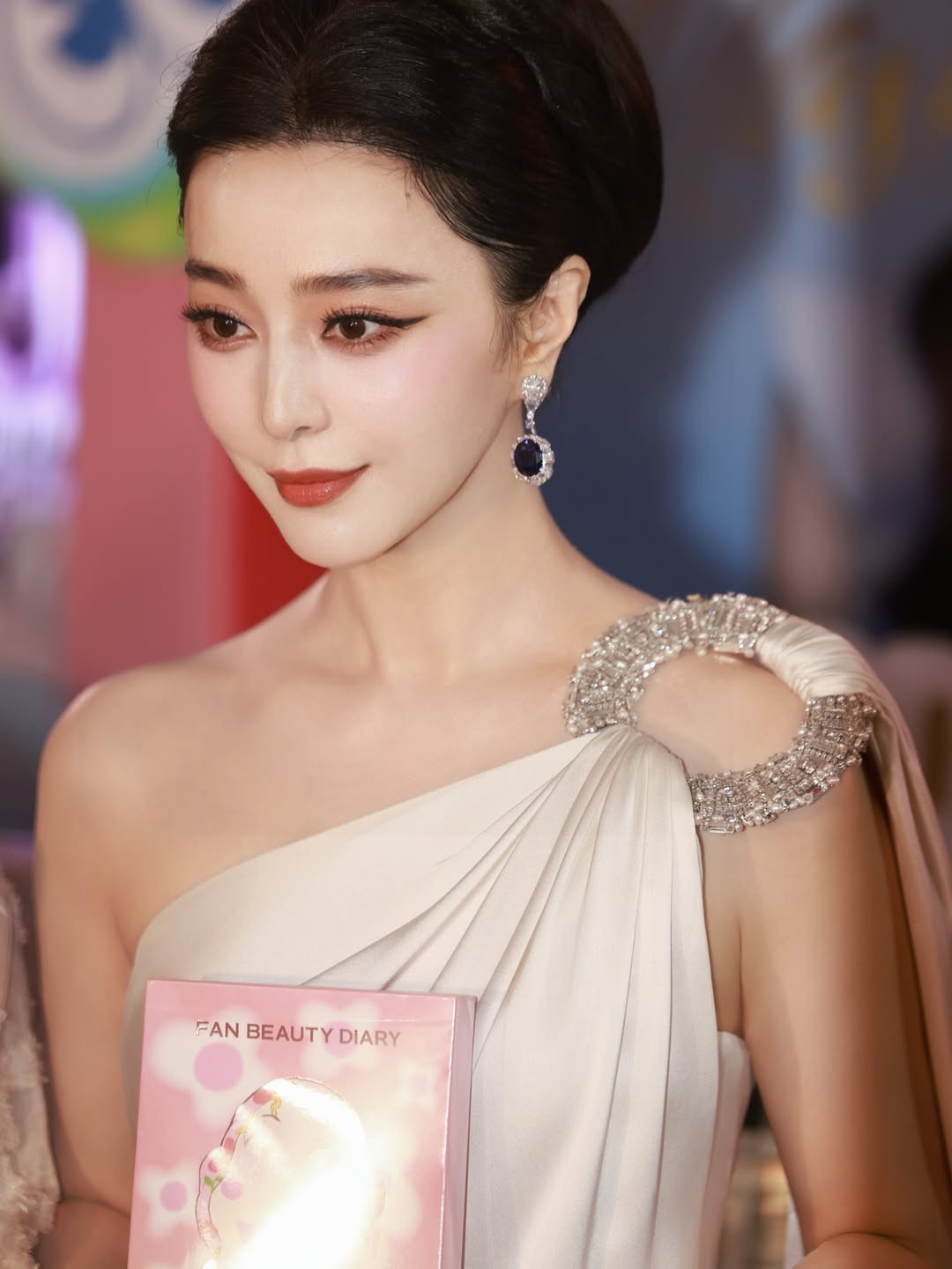 photo by fan bingbing on june 24 2026 may be an image of one or more people hair top and text 4 3484.jpeg