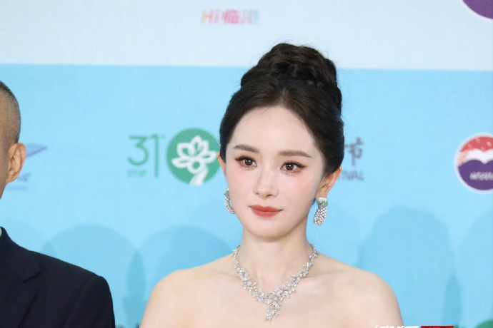 Thảm đỏ hot nhất hôm nay: Dương Mịch - Dương Tử đọ sắc gây cấn, Tiêu Chiến xuống cấp trầm trọng