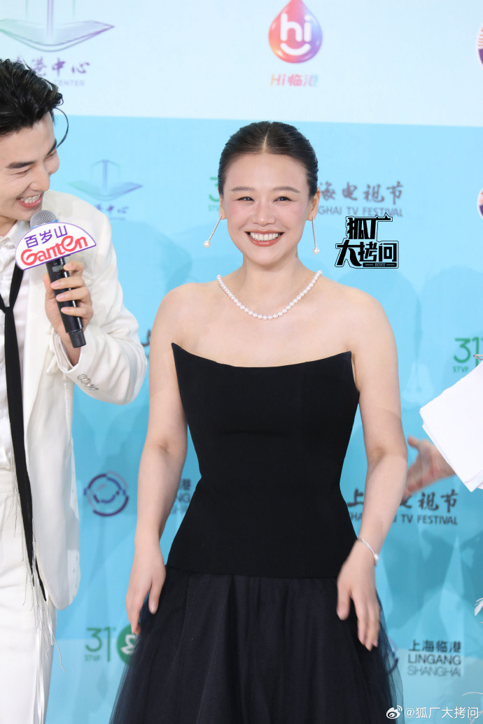 Thảm đỏ hot nhất hôm nay: Dương Mịch – Dương Tử đọ sắc gây cấn, Tiêu Chiến xuống cấp trầm trọng插图9 0077ahqlly1ieiwhdidznj323v35s1ky