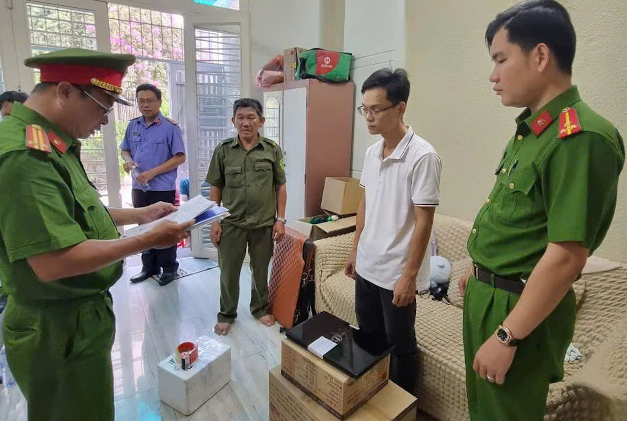 Bắt giam 2 người sản xuất nước yến giả quy mô lớn, thu giữ hơn 360.000 sản phẩm插图1 Vĩnh Long.jpg