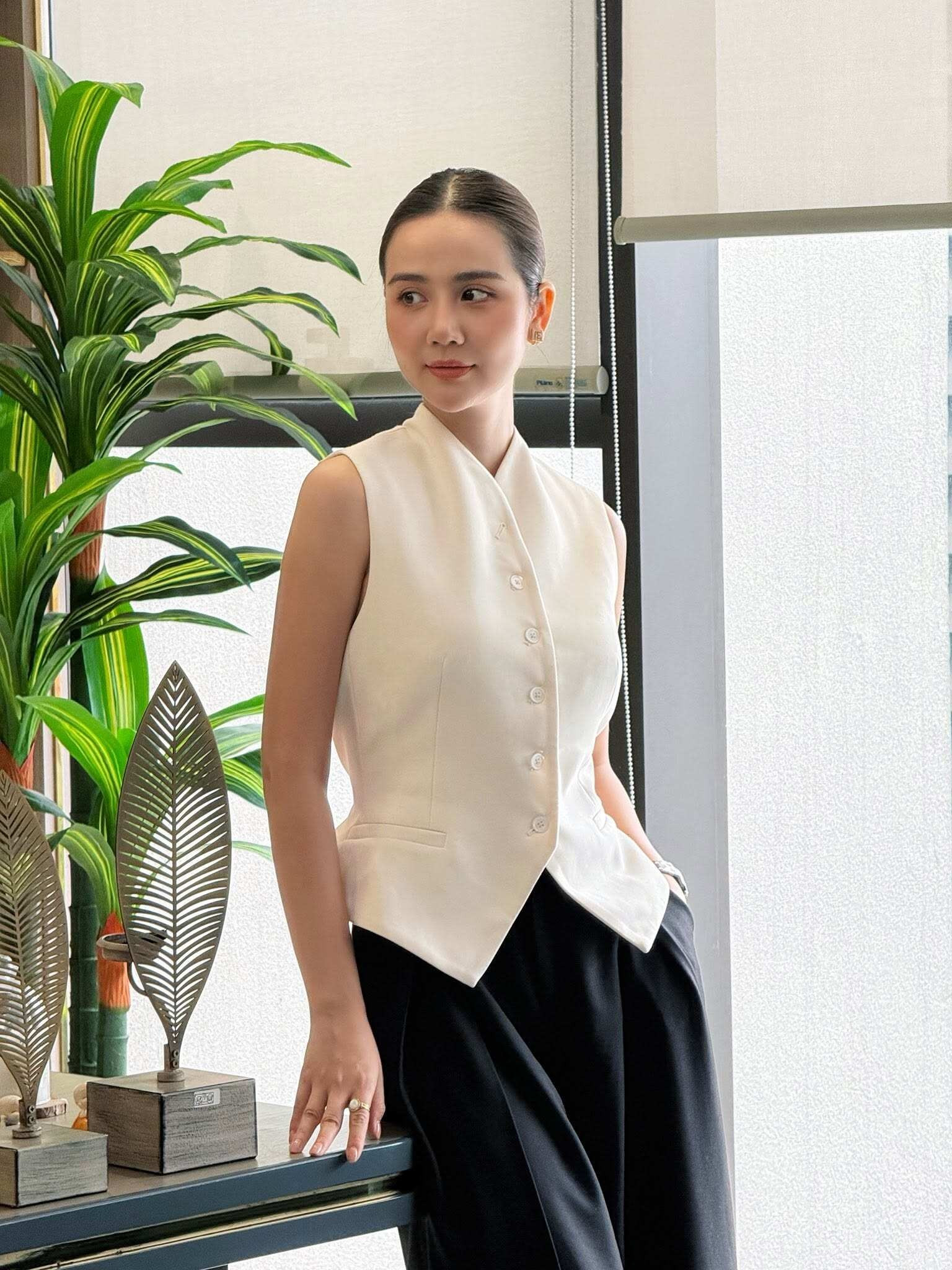 Mỹ nhân phim giờ vàng VTV diện đồ công sở chuẩn 'sách mẫu' mặc đẹp: Chị em 30+ xem xong chỉ muốn học theo ngay插图2 Mỹ nhân phim giờ vàng VTV diện đồ công sở chuẩn 'sách mẫu' mặc đẹp: Chị em 30+ xem xong chỉ muốn học theo ngay插图2