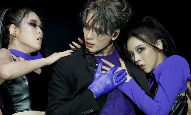 Nam ca sĩ 32 tuổi gây tranh cãi khi hôn má fan nữ giữa đường - Ảnh 2.