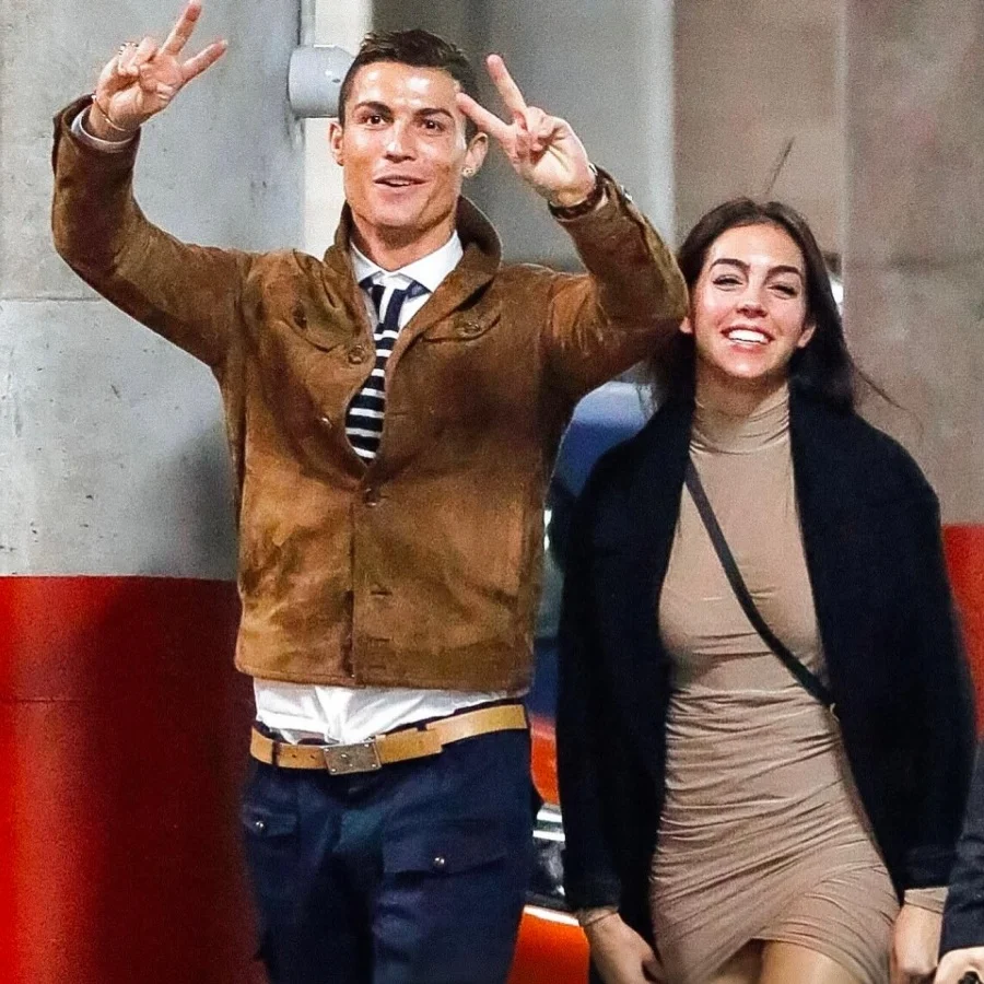 georgina-rodriguez-tu-co-nhan-vien-ban-hang-den-bieu-tuong-tu-than-vuot-khoi-mac-22ban-gai-ronaldo22-anh-6-1782475107.png