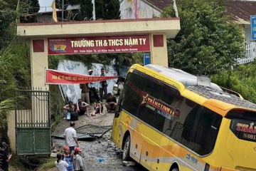 Hiện trường vụ ô tô khách mất lái tông vào cổng trường học ở Tuyên Quang