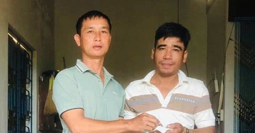 Nhặt túi chứa vàng trước chợ, vợ chồng Thôn đội trưởng trả lại người đánh rơi