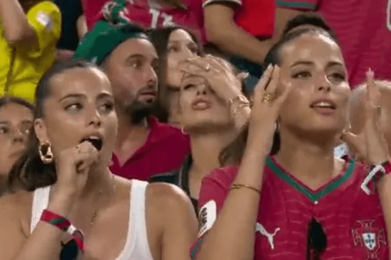 Chị em song sinh xuất hiện vài giây trên sóng trực tiếp đã hot rần rần ở World Cup, cả cõi mạng tìm danh tính
