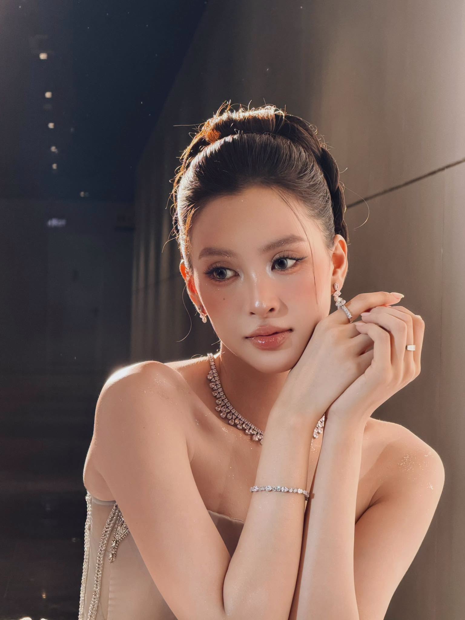 Có thể là hình ảnh về một hoặc nhiều người và tóc tết