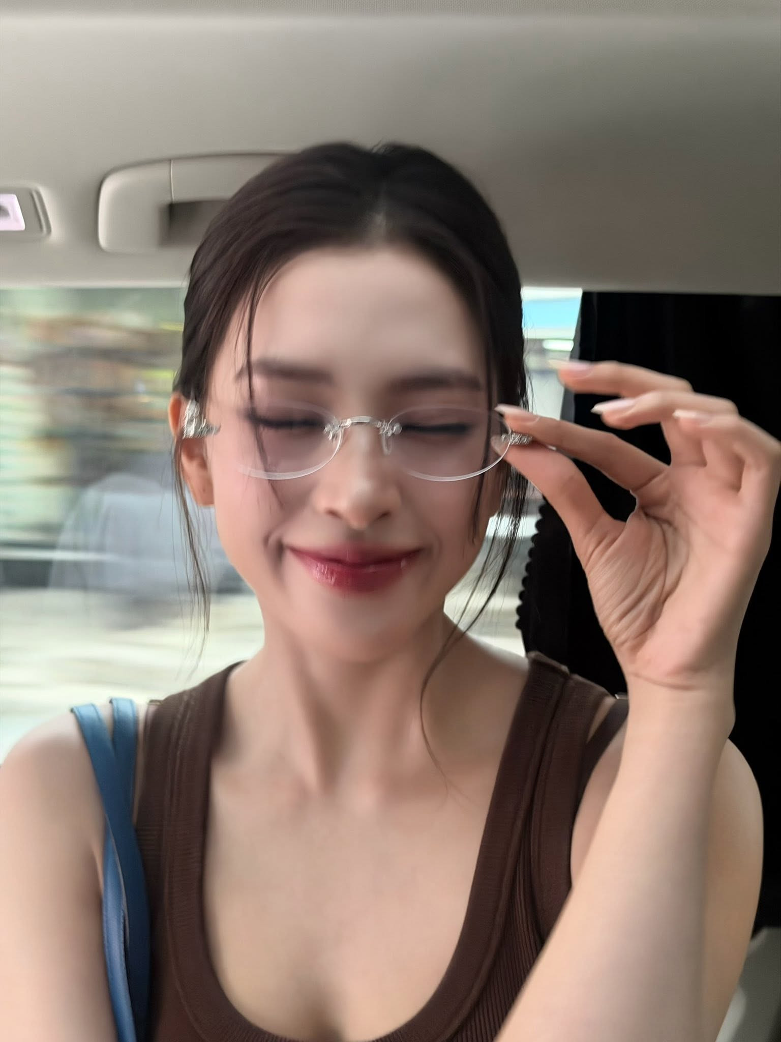Có thể là hình ảnh về kính mắt