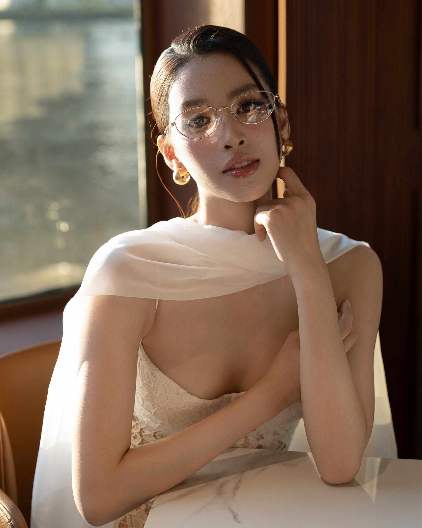 Có thể là hình ảnh về kính mắt