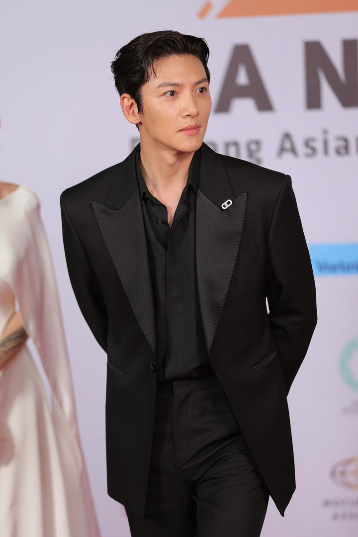 Ji Chang Wook xuất hiện với bộ suit đen tối giản kết hợp áo satin, ghi điểm bởi vẻ lịch lãm cùng nụ cười thân thiện. Đây là lần đầu ngôi sao Hoàng hậu Ki tham dự DANAFF và cũng là một trong những gương mặt được khán giả chờ đợi nhất trên thảm đỏ năm nay. Ngoài lễ khai mạc, anh sẽ tham dự chương trình Korean Film Night diễn ra tối 29/6.