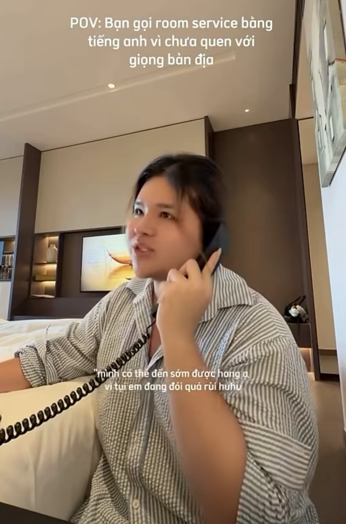 Huy Hoàng nhận nhiều tranh cãi dữ dội khi làm nội dung gọi phục vụ phòng bằng tiếng Anh khi đi du lịch Hội An vì