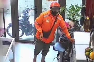 Shipper đến lấy đơn hàng bỗng đòi mở tủ đông, diễn biến sau đó khiến chủ nhà đăng camera cho 'cả nước xem'