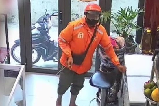 Shipper đến lấy đơn hàng bỗng đòi mở tủ đông, diễn biến sau đó khiến chủ nhà đăng camera cho 'cả nước xem'