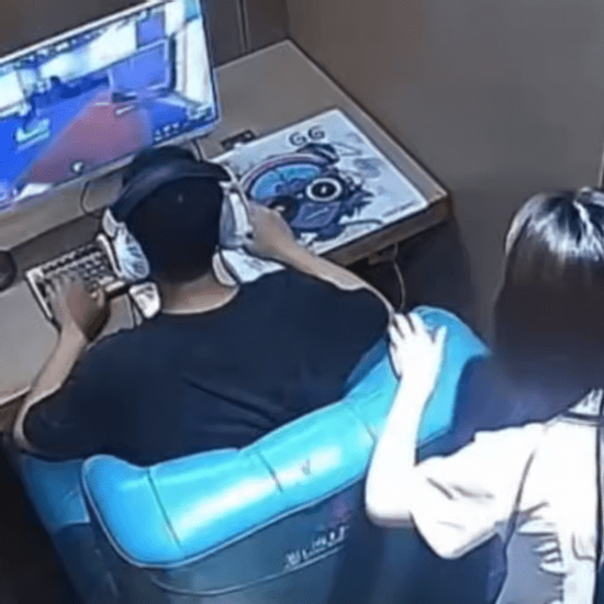 Bị dội nước sôi bốc khói vào người, nam game thủ vẫn kiên trì chơi game tiếp gây sốc