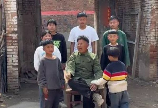 Đăng ảnh khoe 8 đứa con, ông bố ở Trung Quốc bị chỉ trích dữ dội