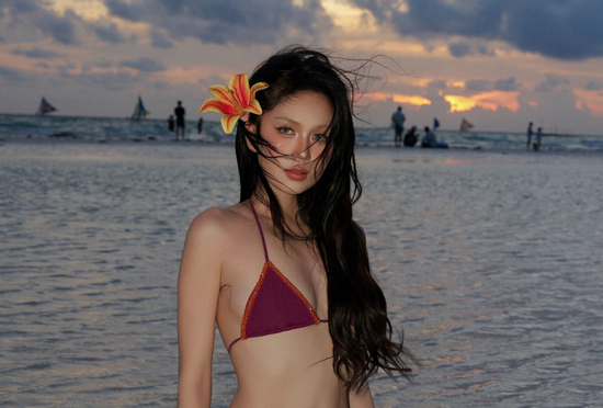 Hoa mắt với màn khoe 3 vòng nóng bỏng của Ngọc Trinh khi diện bikini nhỏ xíu
