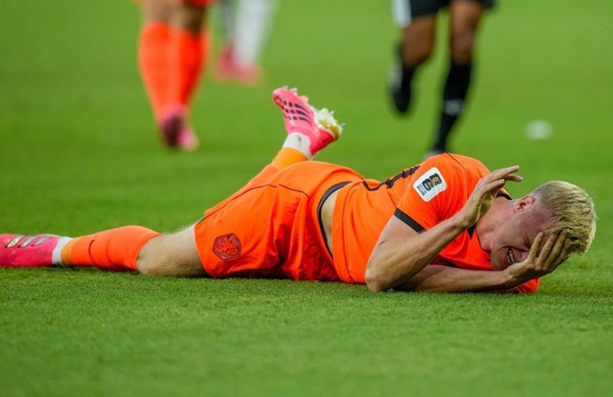 Chấn thương kinh hoàng World Cup: Cầu thủ Hà Lan bị đinh giày găm vào đầu đổ máu vẫn kiên cường thi đấu