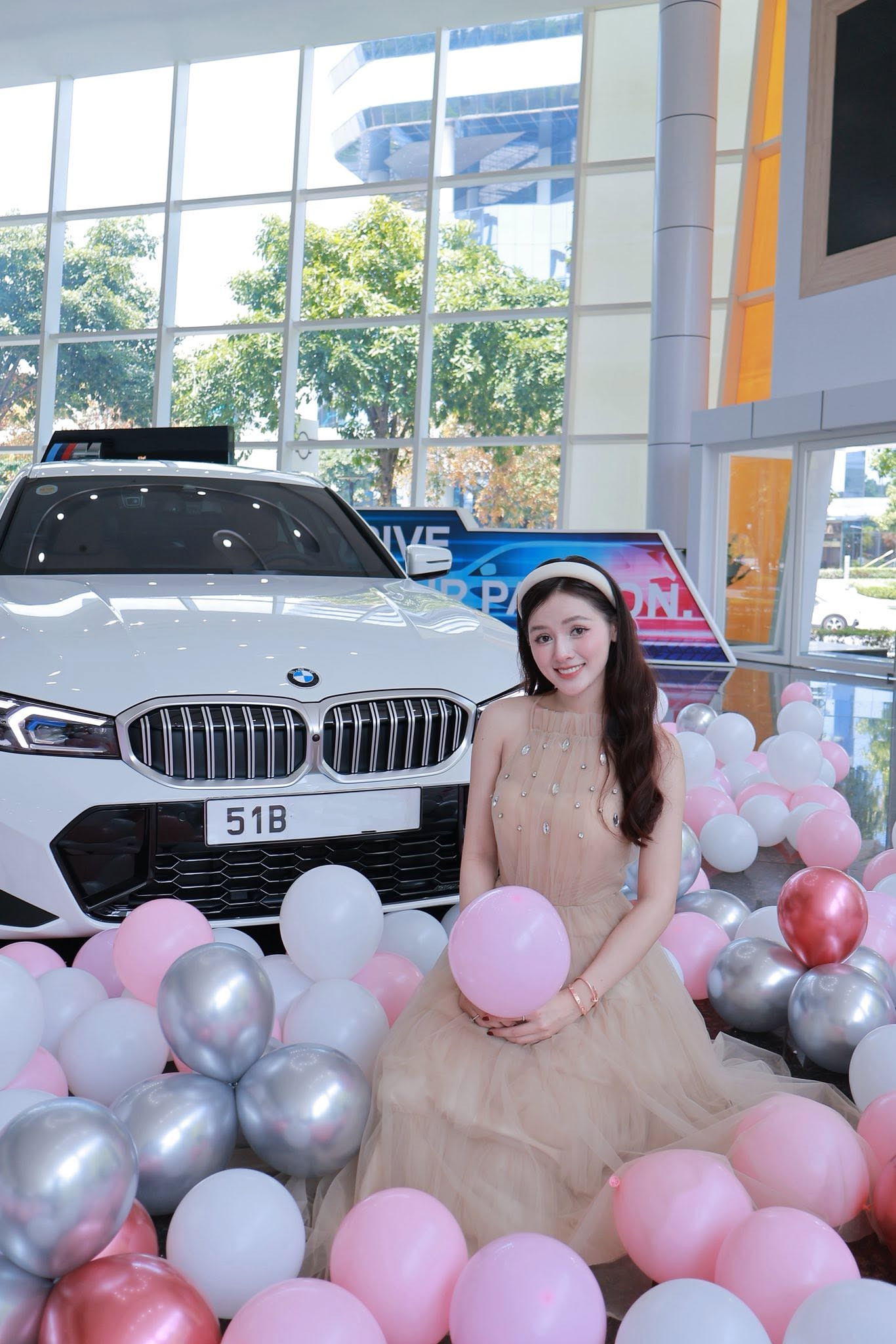 Danh tính gái đẹp Đắk Lắk check-in xem World Cup 2026 ở Mỹ: Mới tậu BMW, cuộc sống sang chảnh gây chú ý插图13 69701458834728801228663887801158580624741181n