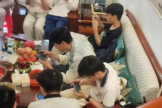 Sự thật về bức ảnh 'cả đám thiếu niên dán mắt vào điện thoại' khiến dân mạng bàn tán không ngớt