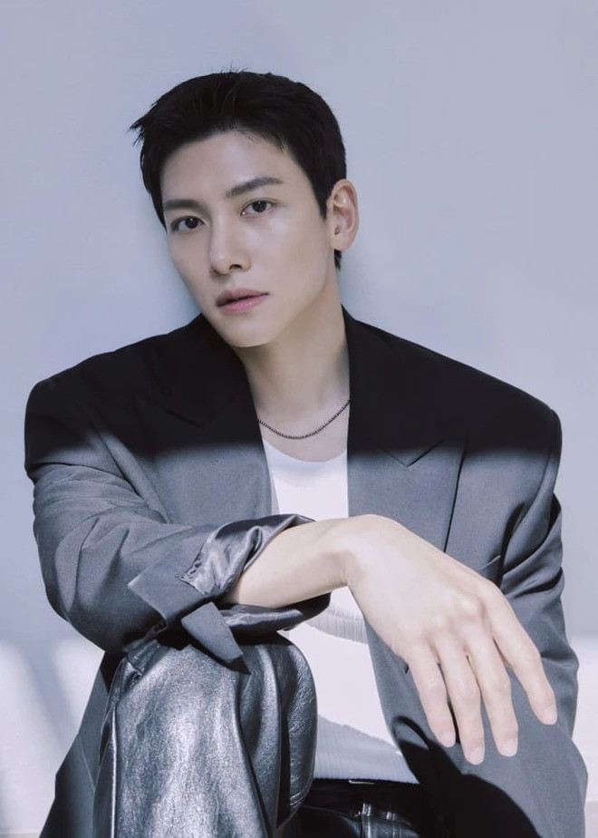 Ji Chang Wook có tuổi thơ cơ cực, cha mất sớm, mẹ một mình gồng gánh nuôi con.