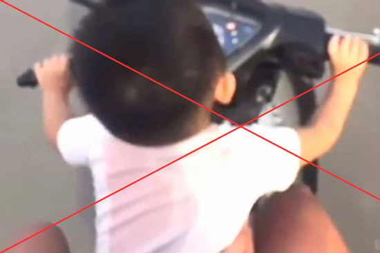 Xử phạt thiếu niên 17 tuổi để em trai 2 tuổi cầm lái xe máy ở Lào Cai