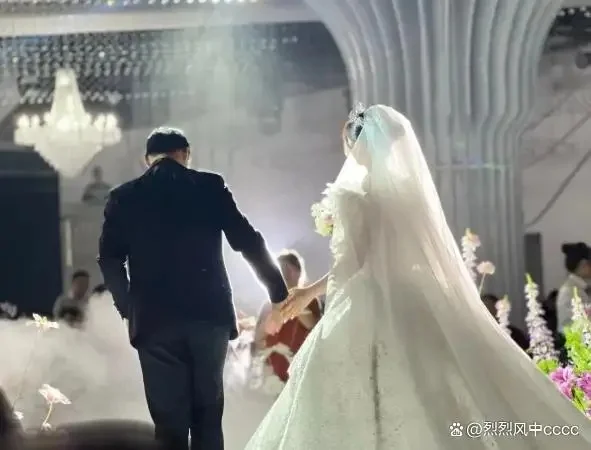 Bắt quả tang vợ sắp cưới làm chuyện mờ ám với tình cũ, chú rể hủy hôn ngay tại trận插图 tan-mat-thay-co-dau-dat-tay-tinh-cu-vao-phong-kin-ngay-cuoi-chu-re-quay-xe-huy-hon-doi-lai-720-trieu-sinh-le-dspl-1-1780546593.png