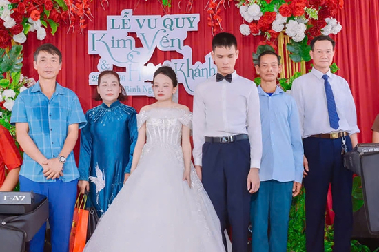 Mẹ dắt tay con gái khiếm thị vào lễ đường ở Nghệ An, nhiều người rơi nước mắt