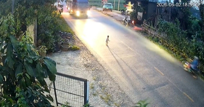 thot tim canh be 18 thang o phu tho chay ra duong lon giua dong xe lao vun vut 465.jpg