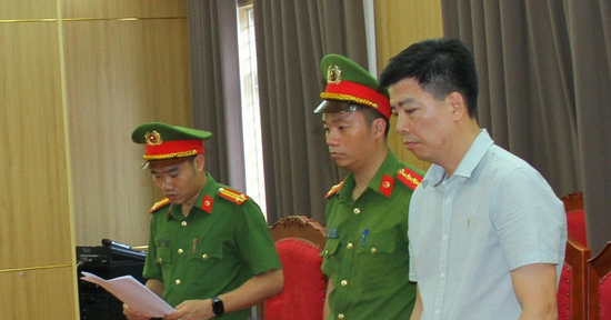 Bắt giữ phó chủ tịch xã liên quan vụ lan can đá bờ sông Hồng gãy đổ sau bão Yagi