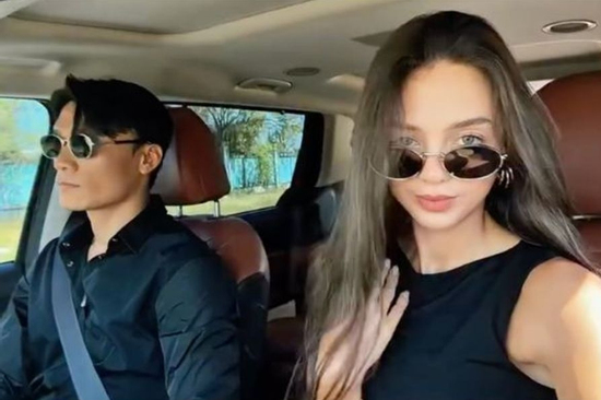 Bùi Tiến Dũng và vợ mẫu Tây lên đồ tone-sur-tone, tình tứ trên xế hộp bạc tỷ gây xôn xao