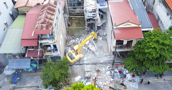 Buộc phải phá dỡ 2 ngôi nhà sau sự cố đào móng công trình ở giữa